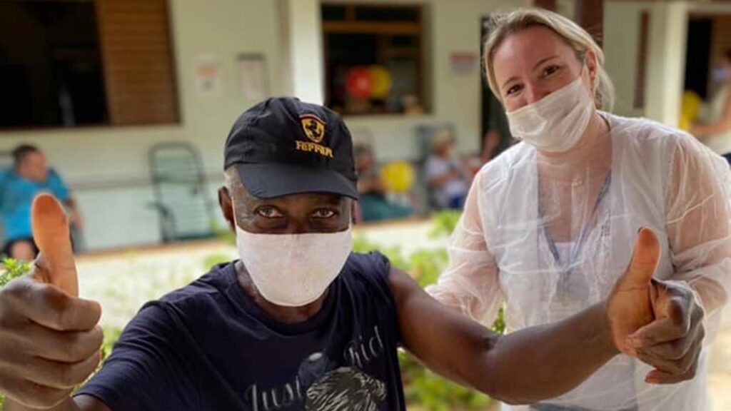 Equipe da Saúde vacina idosos do Lar dos velhinhos em Cordeirópolis