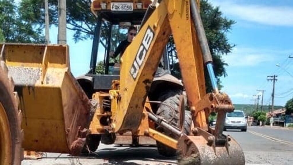 Prefeitura de Cordeirópolis realiza manutenção na Avenida Aristeu Marcicano