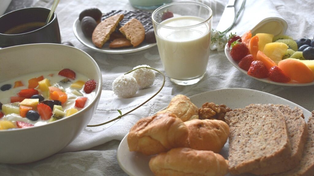 A importância do café da manhã reforçado na rotina alimentar