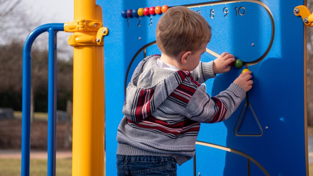 Ginástica matinal para reforçar a musculatura e o desenvolvimento infantil