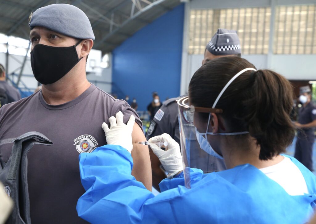 São Paulo inicia a vacinação de agentes de segurança contra o coronavírus