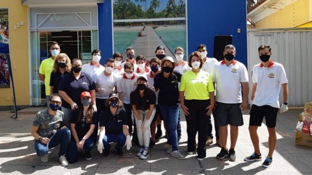 Drive-thru solidário arrecada 2 toneladas de alimentos em Limeira