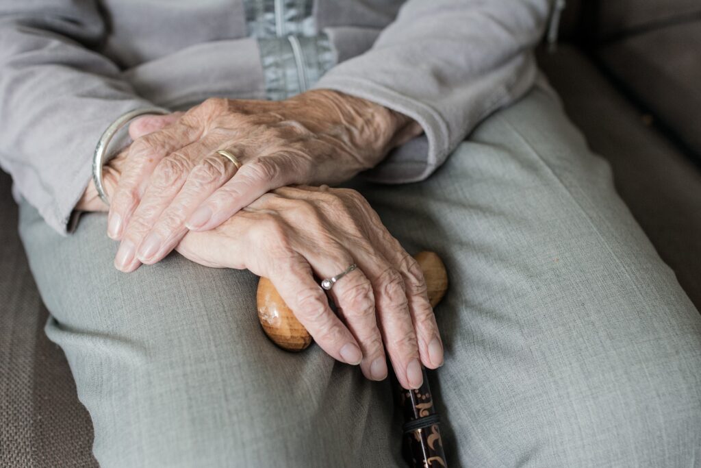 Seis dicas para facilitar a rotina de pessoas com a doença de Parkinson