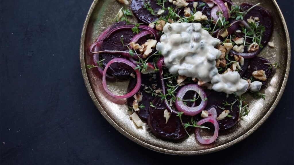 5 receitas de saladas quentes para manter a alimentação saudável no inverno