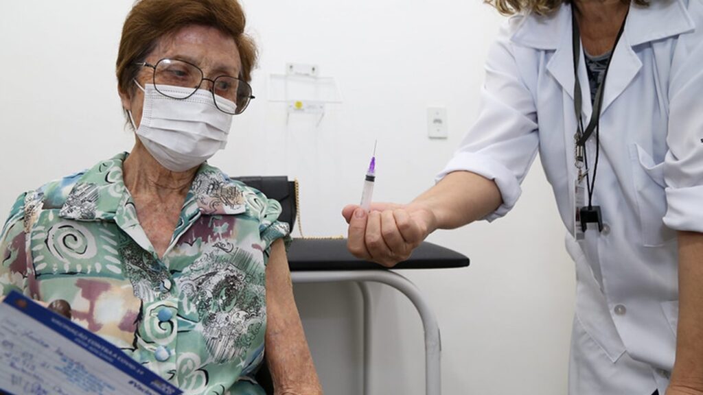 Limeira começa aplicação de terceira dose em pessoas com mais de 70 anos