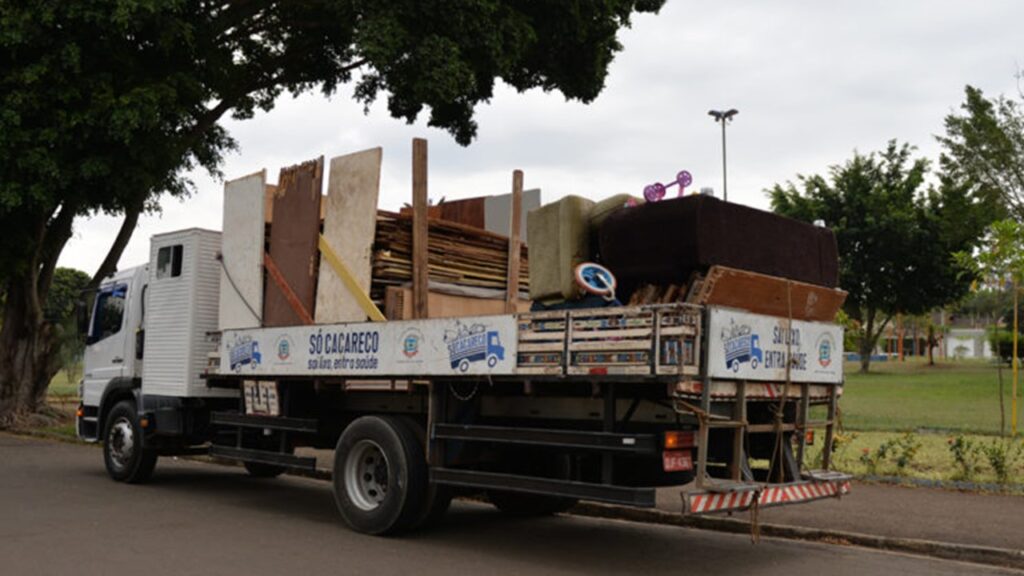 Caminhão da Operação Só Cacareco de Limeira - Foto: Adilson Silveira