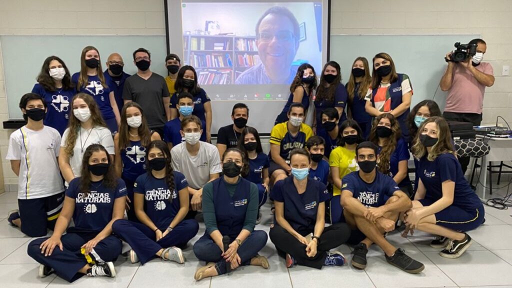 Nobel de Física é entrevistado por alunos do Colégio Jandyra de Limeira