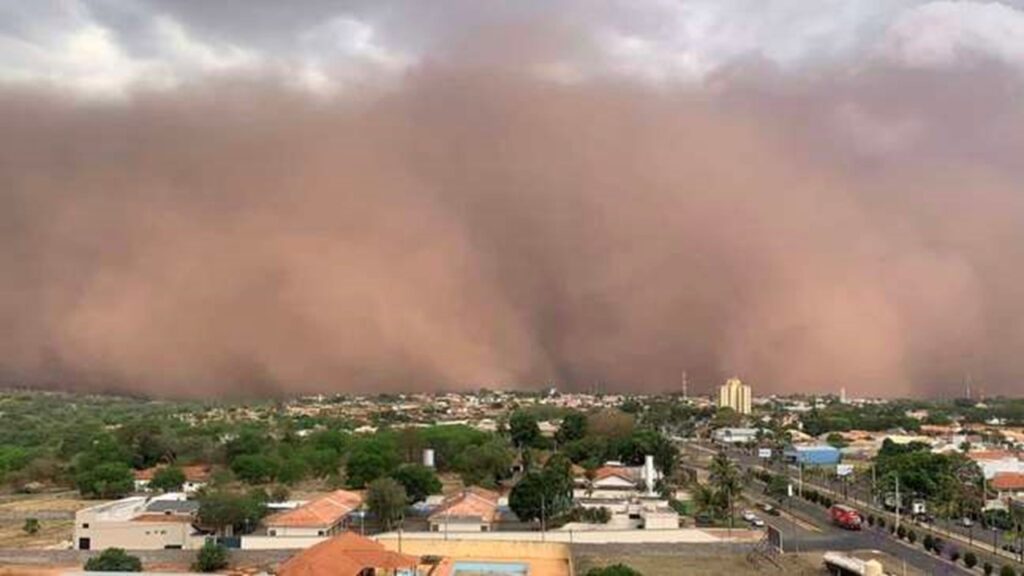 Tempestade de poeira deixa quatro mortos no interior de São Paulo