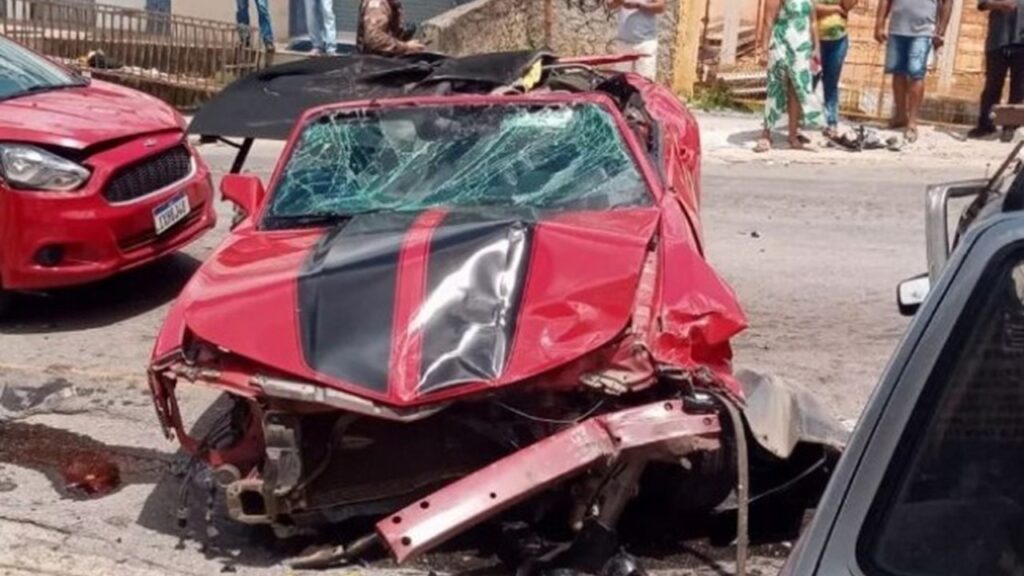 Motorista bêbado 'voa' com Chevette sobre Camaro e deixa 9 feridos