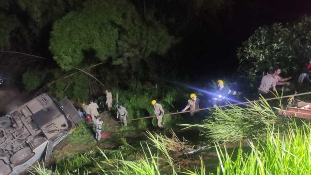 Ônibus cai em ribanceira e deixa 5 mortos em Goiás