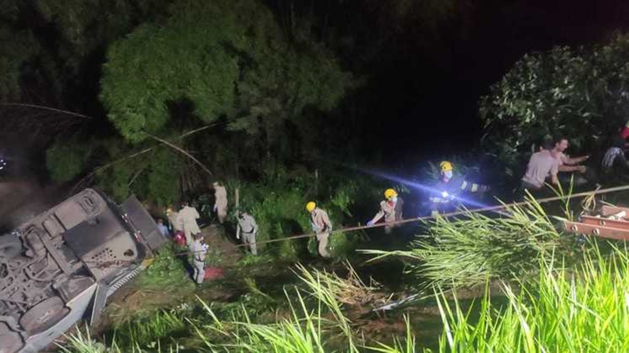 Ônibus cai em ribanceira e deixa 5 mortos em Goiás