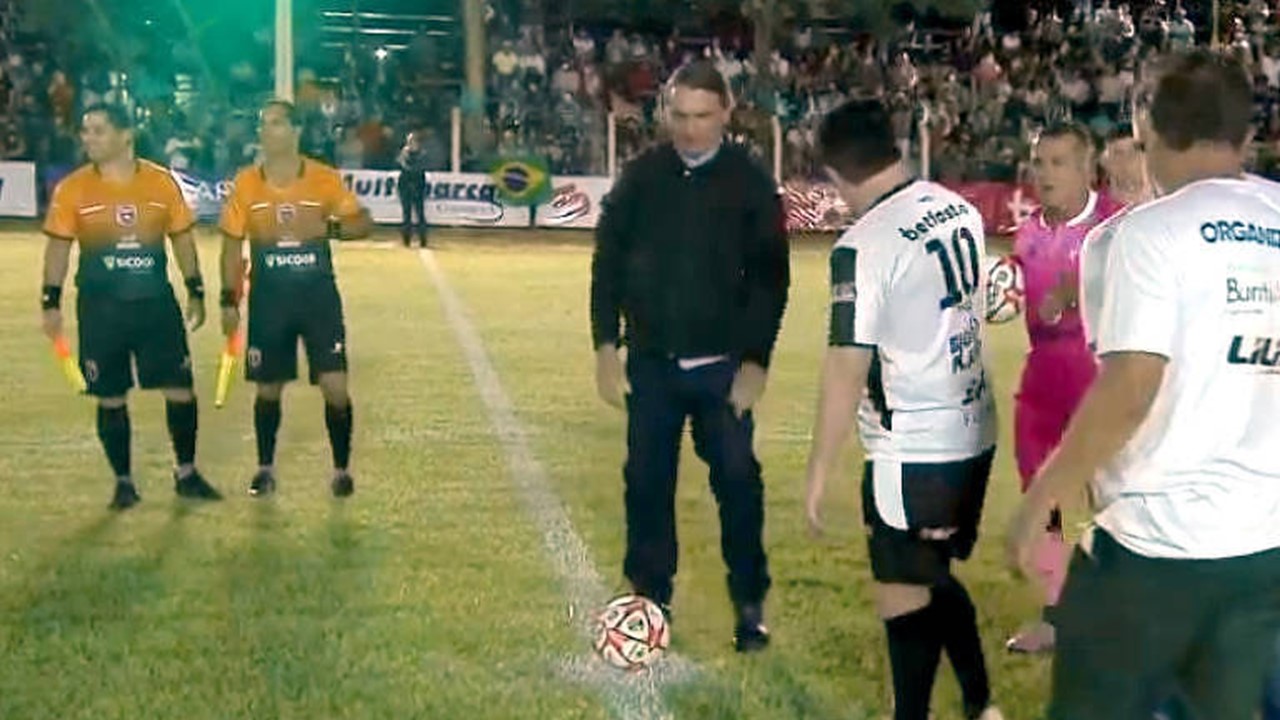 Bolsonaro participa de jogo de futebol beneficente de sertanejos