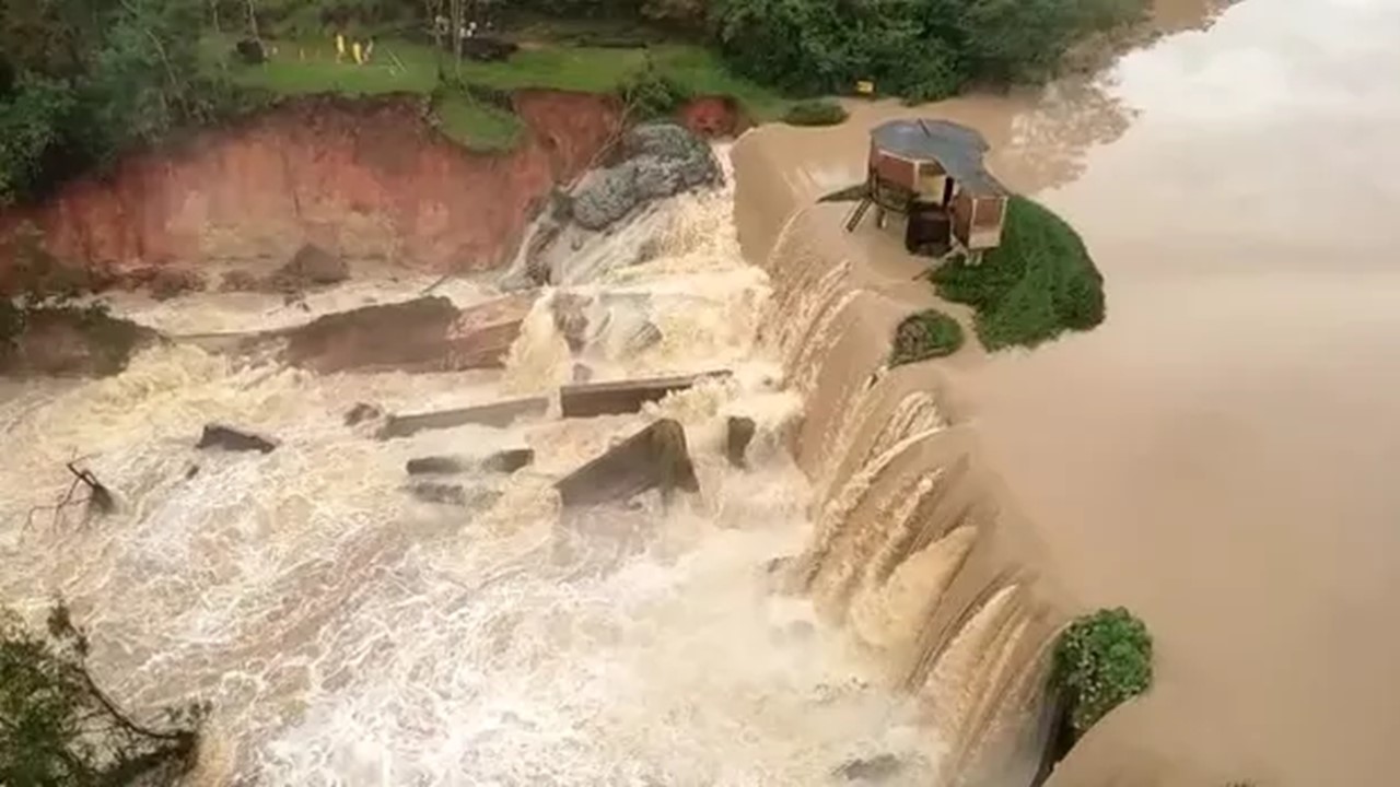 Risco de rompimento de barragem em MG faz moradores deixarem suas casas