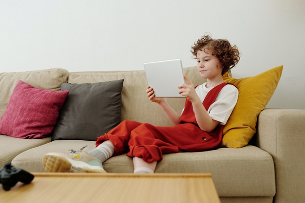 Criança estudando inglês em tablet