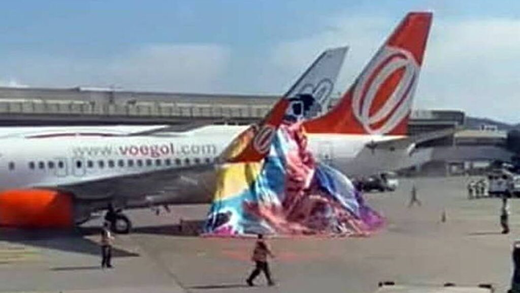 Balão cai sobre avião no aeroporto de Guarulhos