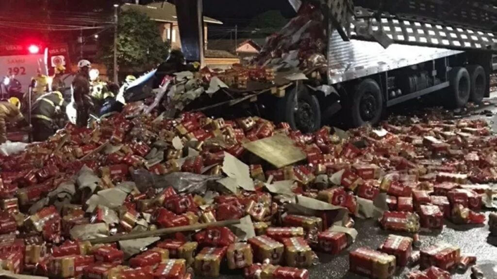 Caminhão de cerveja capota e 2 pessoas morrem