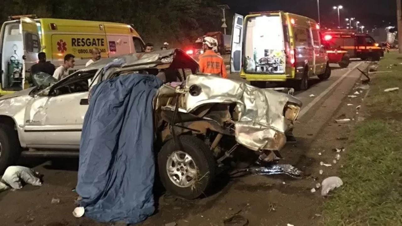 Caminhão de cerveja capota e 2 pessoas morrem