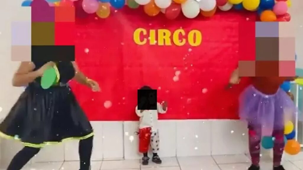 Mãe acusa de racismo escola de SP que fantasiou filho de macaco