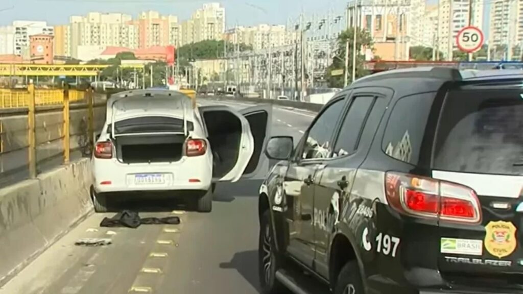 Motorista bate em 8 carros, tenta tirar arma de policial e é baleado em SP