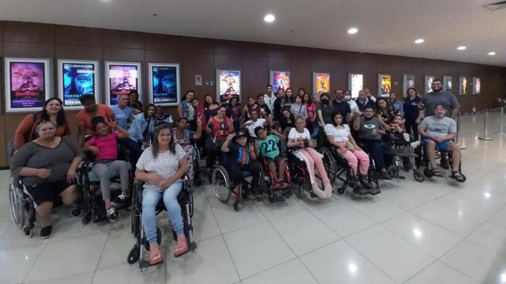 Atendidos da AINDA têm dia de passeio no Pátio Limeira Shopping