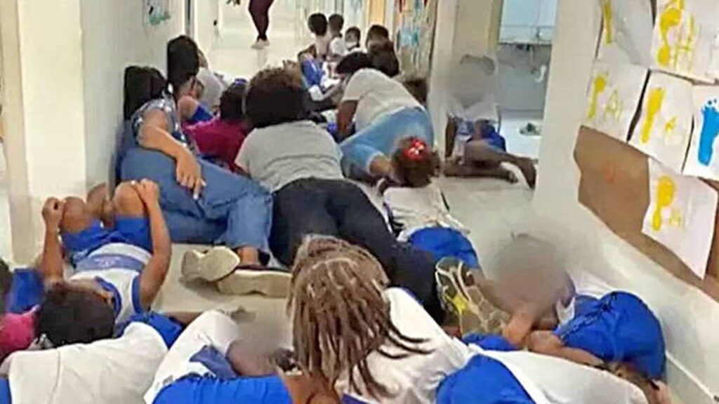 Crianças deitam em chão de escola para fugir de tiroteio na Bahia