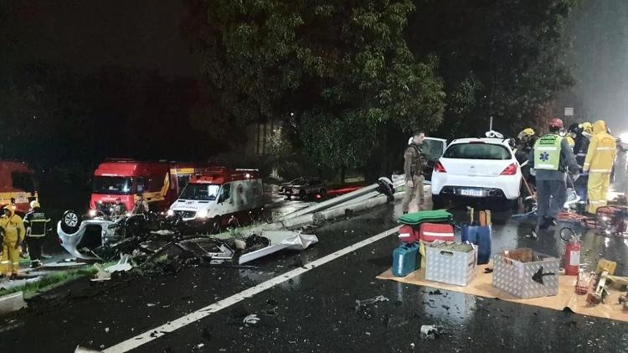 O Gol em que Mariana e Ricardo estavam ficou praticamente destruído ao capotar com o impacto da colisão - Foto: Reprodução/Polícia Rodoviária