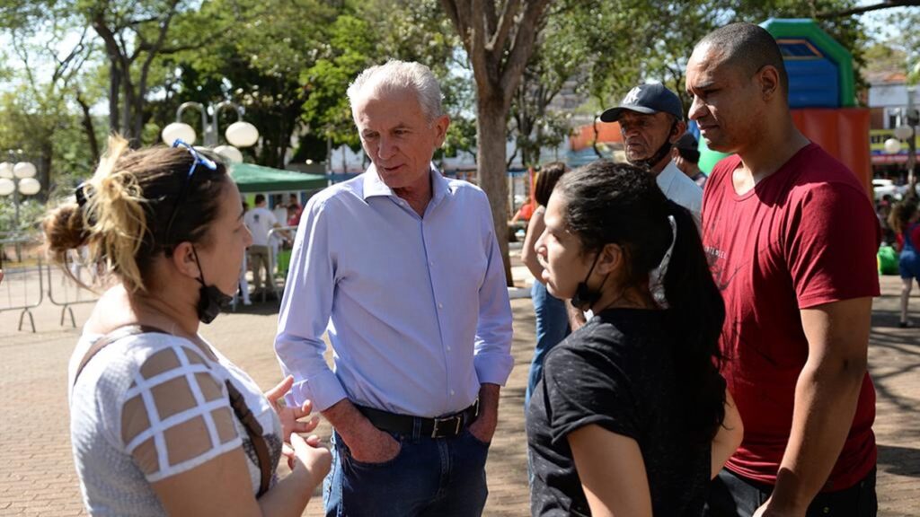 Mario Botion e secretários atendem população no Centro de Limeira