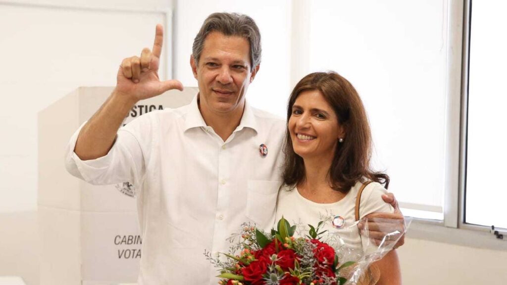 Haddad vota em SP e diz que está otimista com resultado