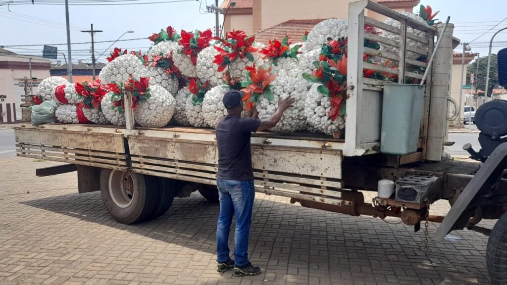 Enfeites natalinos sustentáveis do "Natal do Bem" são instalados em Sumaré