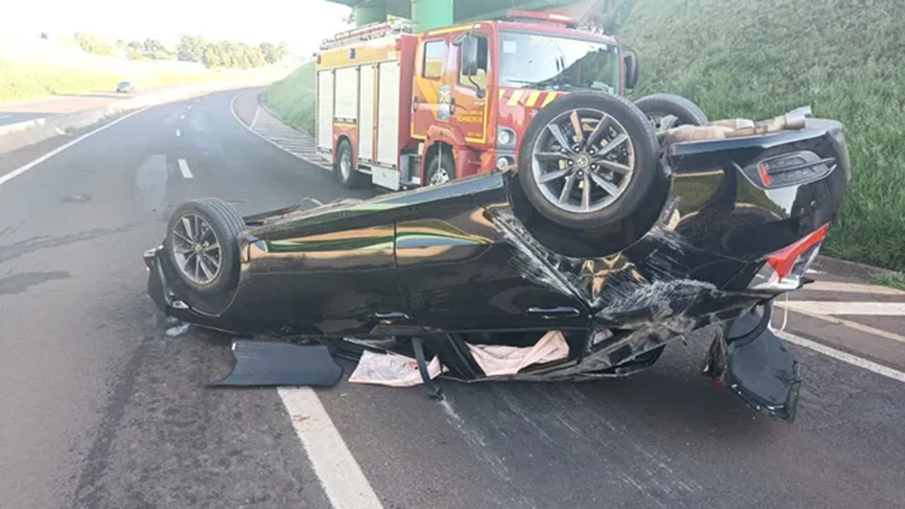 Jornalistas de 24 anos morrem em capotamento de carro