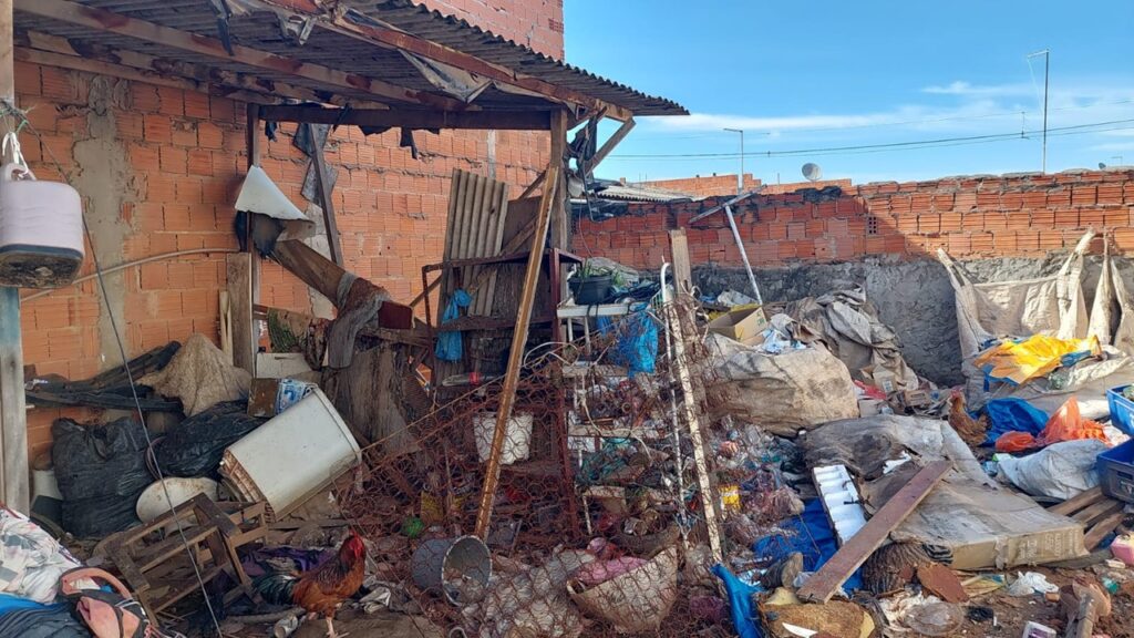 lixo acumulado e criadouros do mosquito da dengue em imóvel no Jardim Antônio Simonetti em Limeira