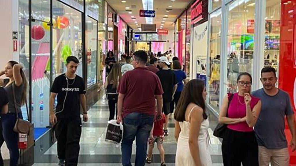 Comemore o Dia das Mães no Pátio Limeira Shopping e concorra a viagens incríveis. Promoção "Meus Dois Amores" Oferece Chances de Ganhar Viagens para a Itália e Ilha de Comandatuba (BA)