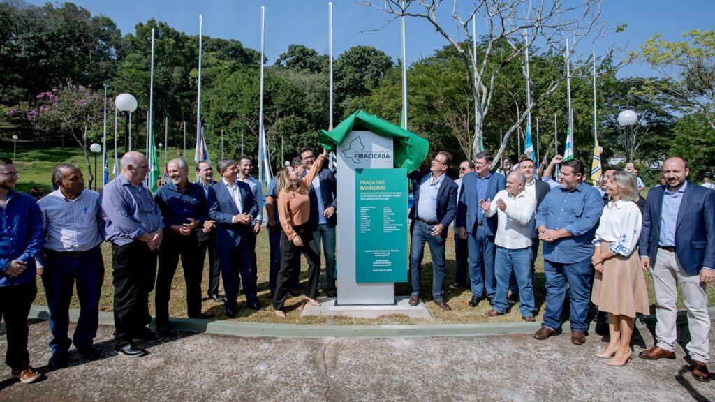 Inauguração da Praça das Bandeiras marca união entre cidades da RMP