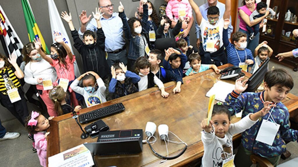 Semana do Brincar em Campinas: Uma Oportunidade Única para Pais e Filhos no Paço Prefeito Dário Saadi com filhos de servidores no evento do ano passado