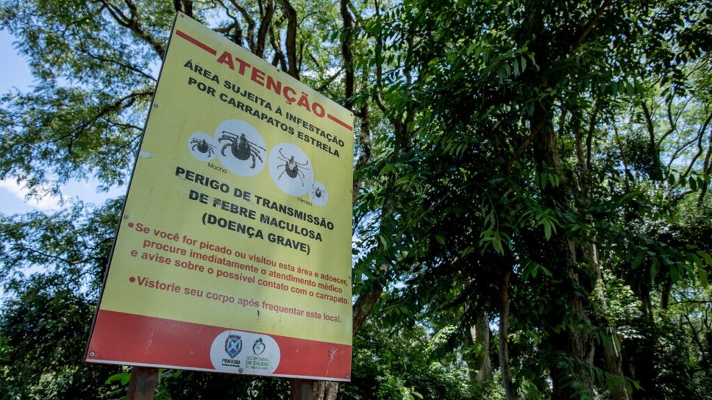 Piracicaba não registra casos de febre maculosa em 2023; Saúde alerta para prevenção Áreas de risco estão sinalizadas com placas alertando a população para a presença do carrapato-estrela