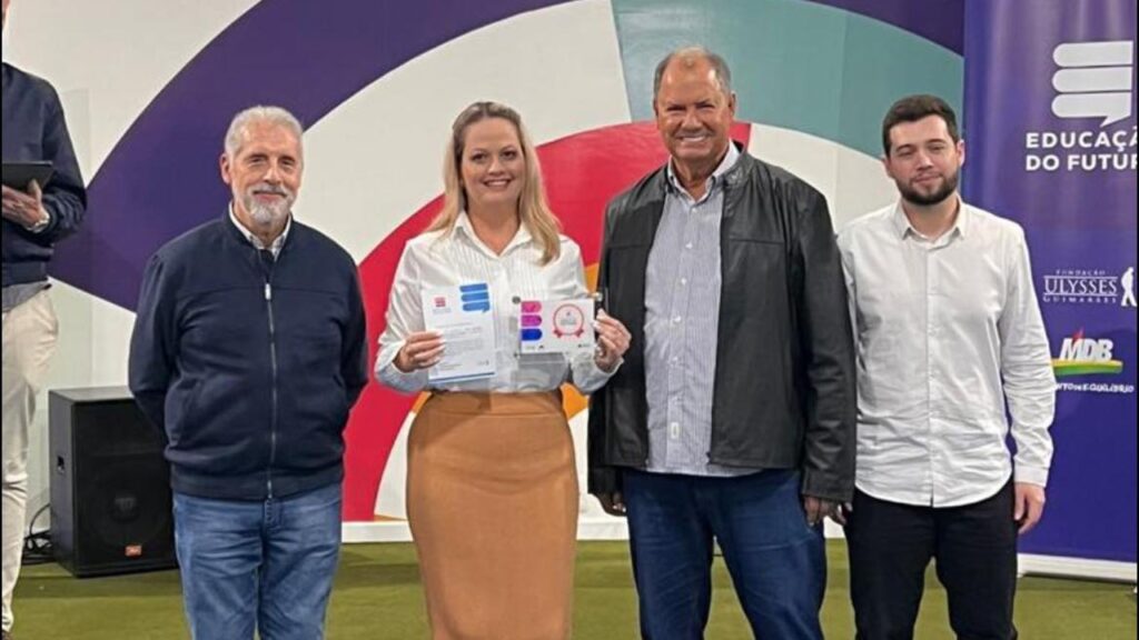 Cordeirópolis recebe selo Município Parceiro da Escola do Futuro Secretária de Educação de Cordeirópolis, Angelita Ortolan, recebe prestigioso reconhecimento em evento de destaque nacional