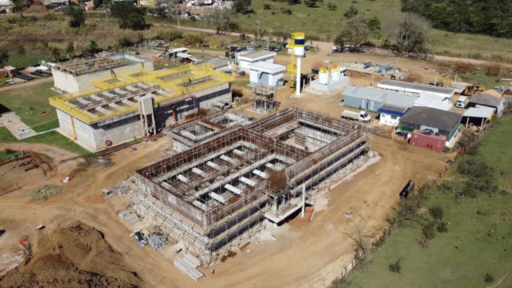 Obra de ampliação da ETE Fazendinha, em Porto Ferreira, finaliza julho com 51% de avanço Investimentos no local vão ampliar a capacidade de tratamento de efluentes e universalizar a operação do sistema de esgotamento sanitário em Porto Ferreira