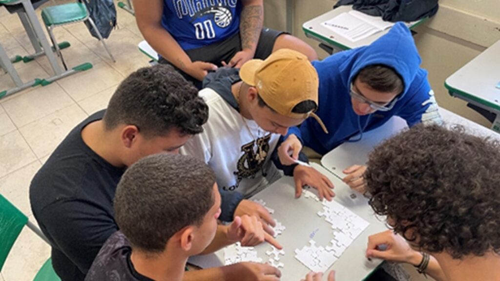 Voluntários da PPG dão aula sobre habilidades importantes no mercado de trabalho para alunos do ensino médio de Sumaré Programa Habilidades para o Sucesso aconteceu em parceria com a ONG Junior Achievement, na Escola Estadual Maria de Lourdes Martins, no Nova Veneza