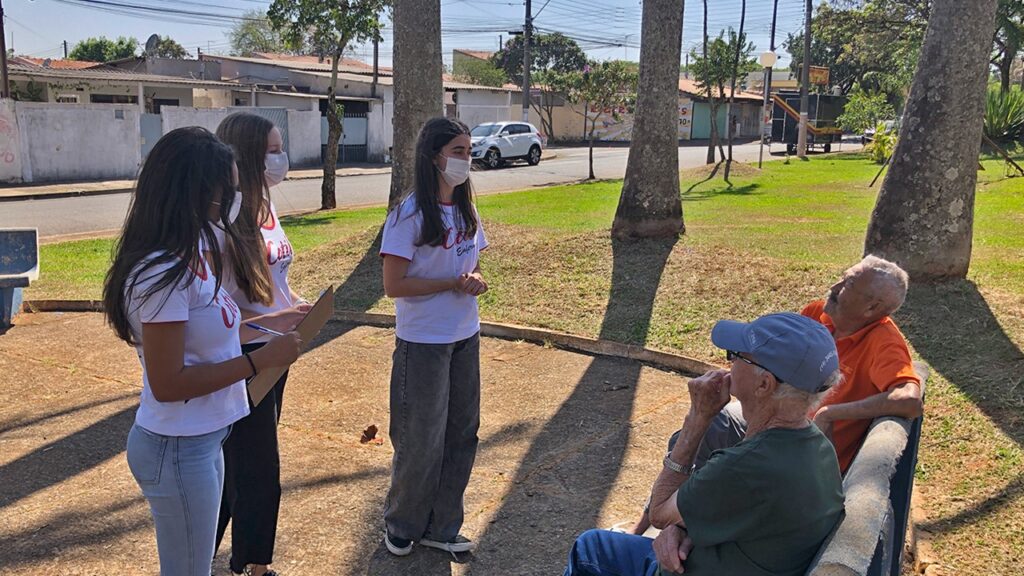 Ação com alunos de enfermagem do Cotil conscientiza população sobre tuberculose