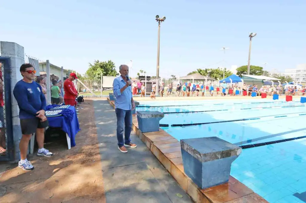 Prefeito no Bairro tem Festival de Natação e Empregabilidade 360° em Limeira