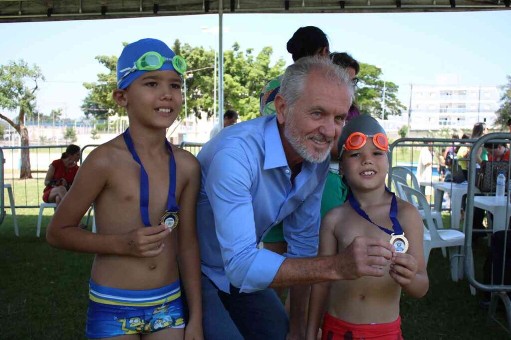 Prefeito no Bairro tem Festival de Natação e Empregabilidade 360° em Limeira