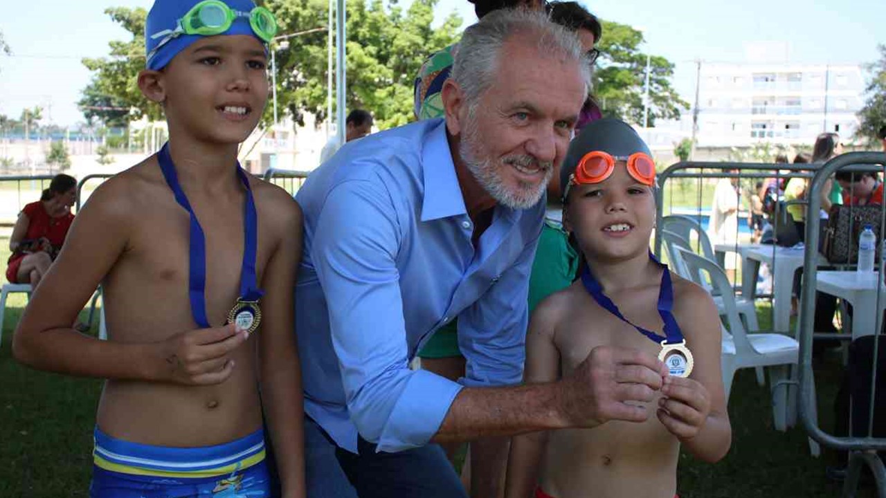 Prefeito no Bairro tem Festival de Natação e Empregabilidade 360° em Limeira