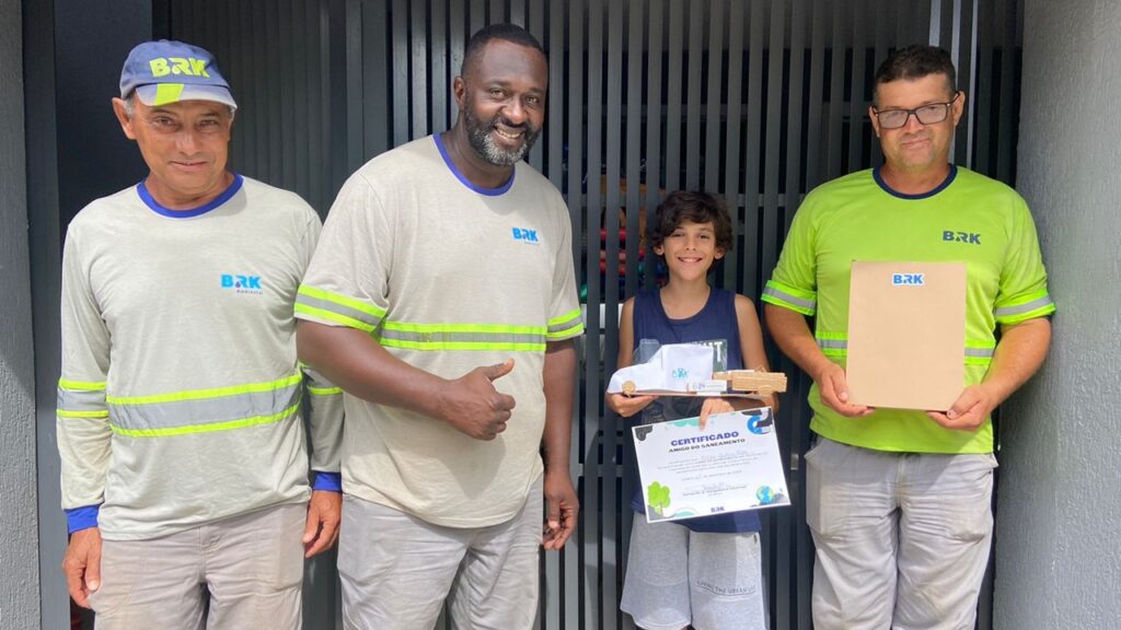 Menino de 11 anos surpreende encanadores da BRK com réplica de caminhão da empresa feita com material reciclável