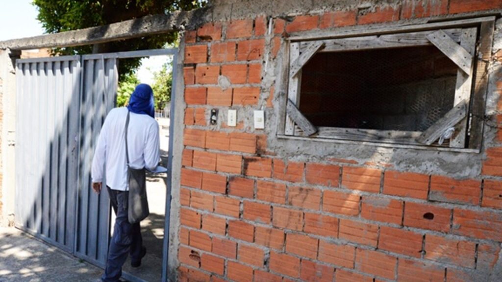 Operação de guerra contra dengue saiba por que é importante receber as equipes Agente durante mutirão contra a dengue no Santo Antônio