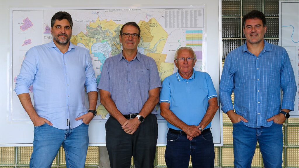 Gustavo Herrmann, da Koppert do Brasil, prefeito Luciano Almeida, Euclides Libardi, da Semdettur, e Danilo Pedrazzoli, da Koppert