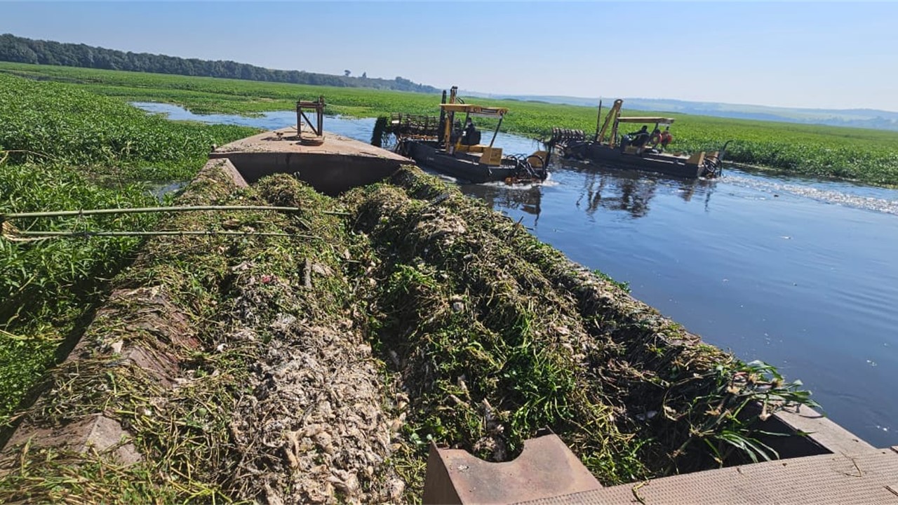 Tratores-aquáticos-retiram-material-e-carregam-em-embarcação-de-areia