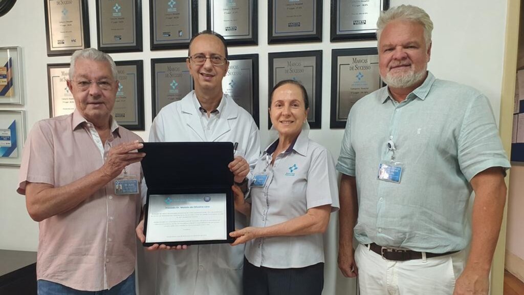 Homenagem ao neurocirurgião Moisés de Oliveira Lara pela Santa Casa de Piracicaba