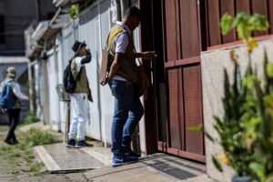 agentes de saúde visitam casas no mutirão dia d contra a dengue