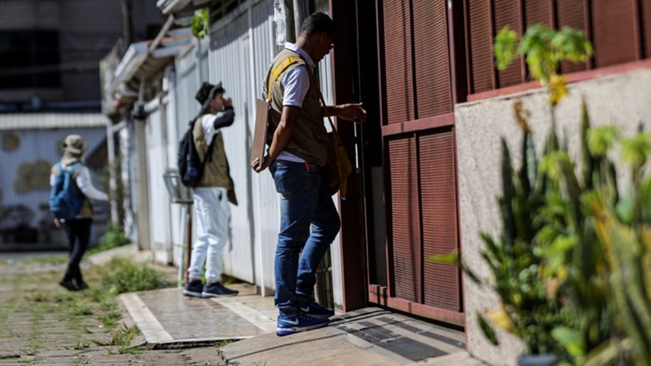 agentes de saúde visitam casas no mutirão dia d contra a dengue