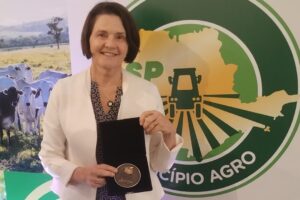 A secretária Nancy representou a Prefeitura de Piracicaba na premiação Município Agro